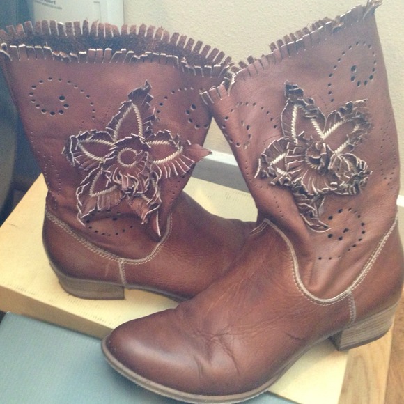 Camel colored leather fringe detailed boots