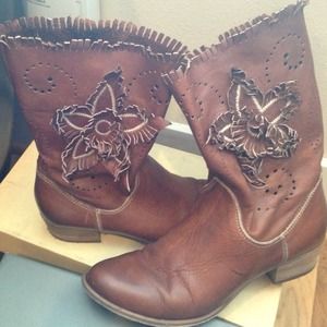 Camel colored leather fringe detailed boots