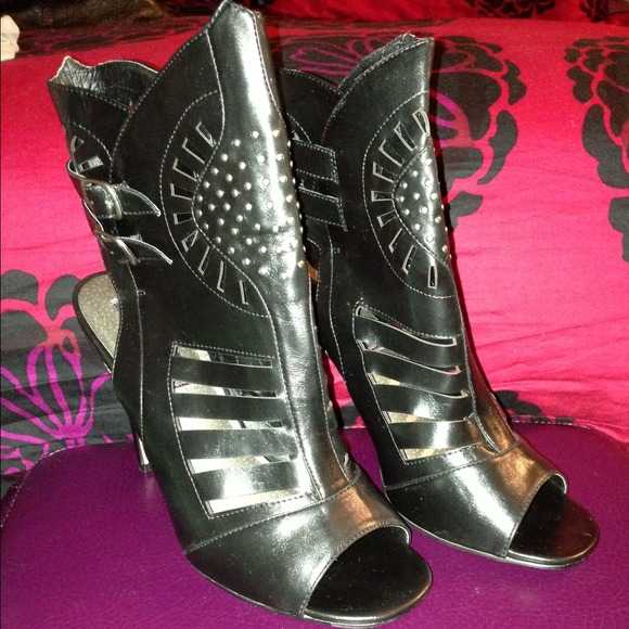 Bundle of shoes! $5 sale