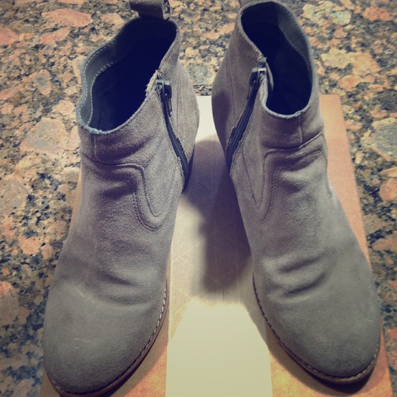 ***RESERVED***Dolce Vita booties sz. 6