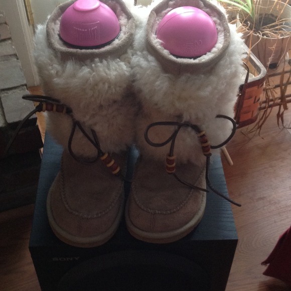 UGG BOOTS.