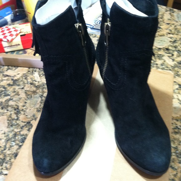 ***SALE*** Sam Edelman fringed booties sz. 6 Black
