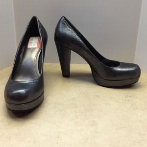 Calvin Klein Silver Heels, Size 6!!