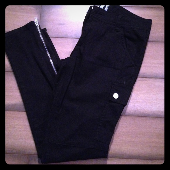 Black skinny pants with zipper and pocket detail