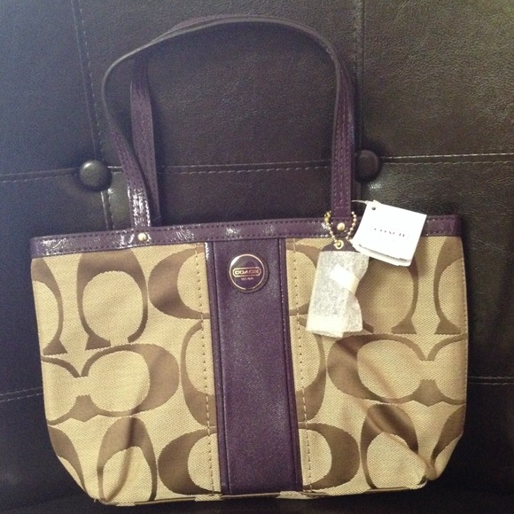 💥SOLD-NWT Coach signature Tote 💕