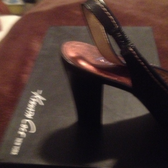 Shoe - Picture 3 of 4