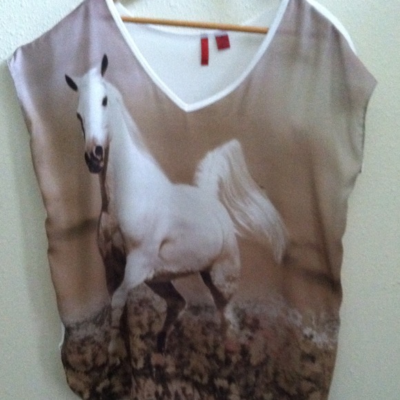 Saks Fifth 5/48 white horse shirt - Picture 3 of 3