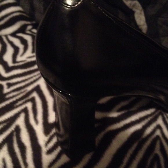 Shoe - Picture 3 of 4
