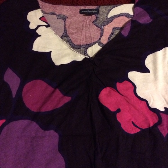 American Eagle Purple Floral V-neck top! Large - Picture 2 of 4