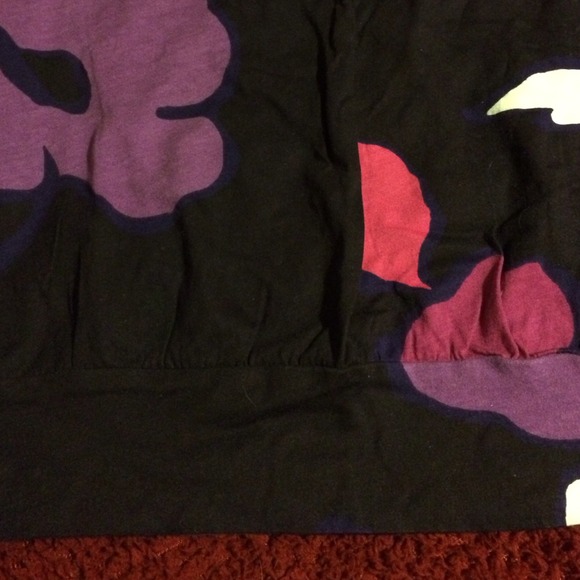 American Eagle Purple Floral V-neck top! Large - Picture 3 of 4