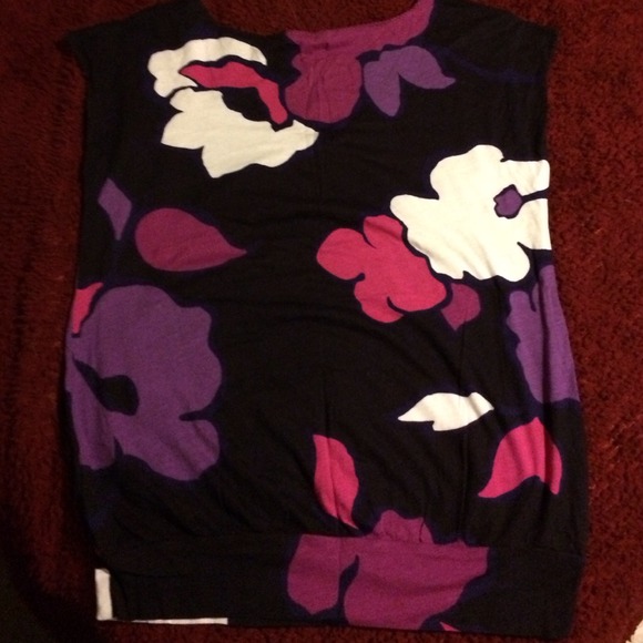 American Eagle Purple Floral V-neck top! Large - Picture 4 of 4