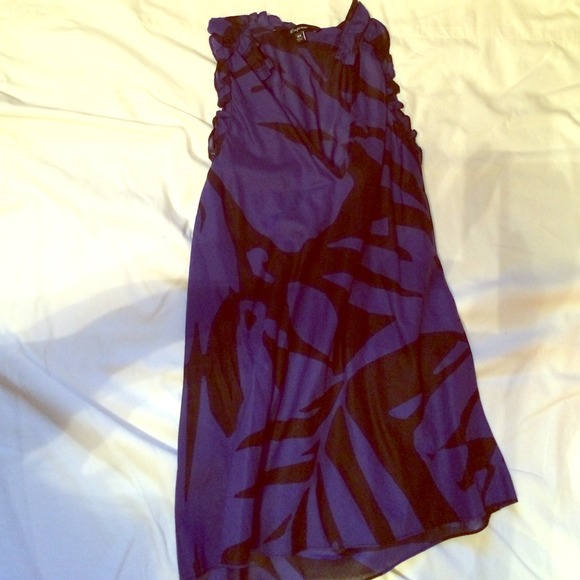 Sleeveless vneck blouse