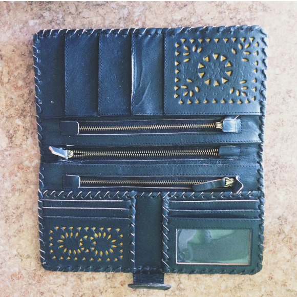 ❌❌SOLD❌❌Beautiful Cleobella Mexican Leather Wallet - Picture 2 of 3