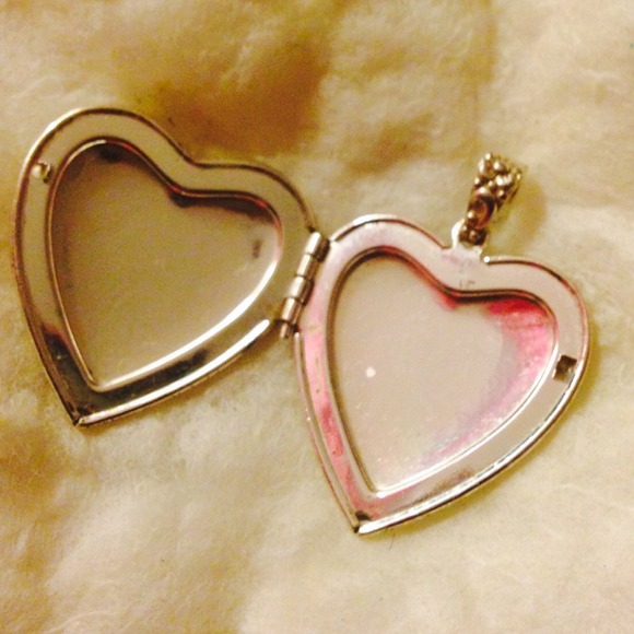 Heart  Locket ❤️❤️ - Picture 2 of 3