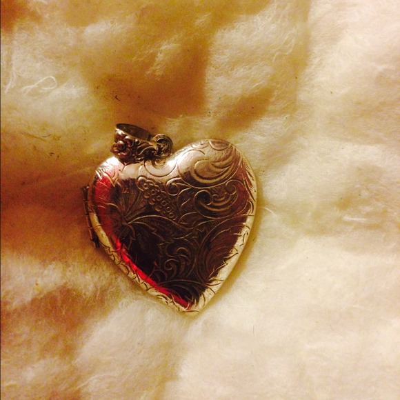 Heart  Locket ❤️❤️ - Picture 3 of 3