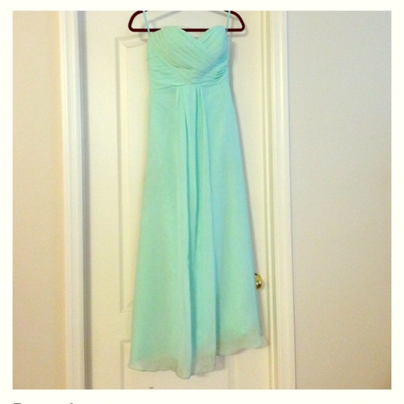 Beautiful long chiffon mint dress. Prom or formal!