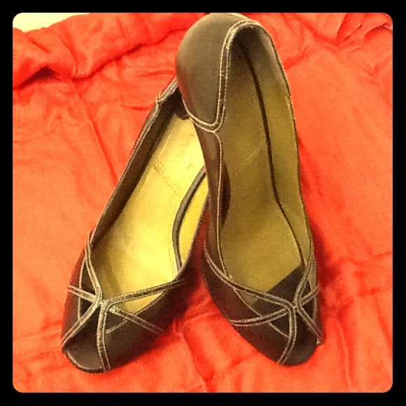 Tahari Pumps