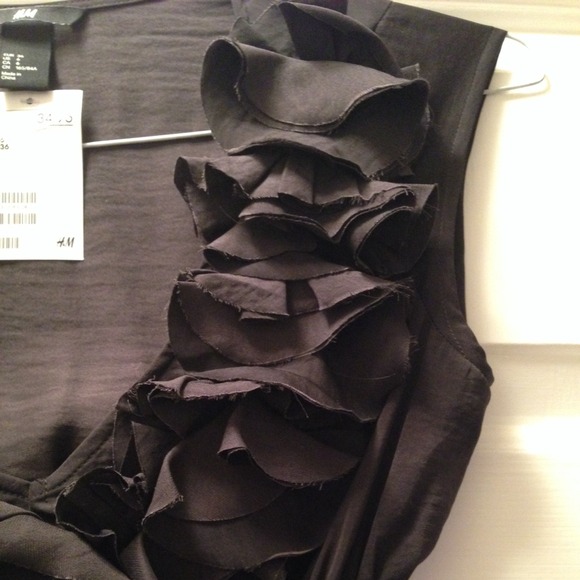 H&M black empire waist top. - Picture 2 of 4