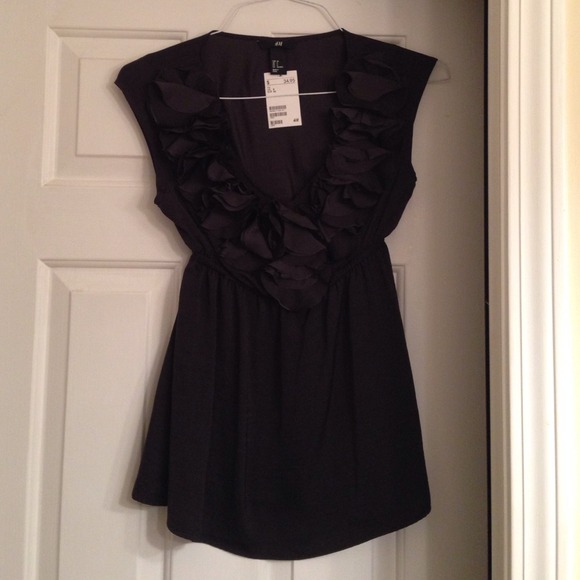 H&M black empire waist top. - Picture 4 of 4