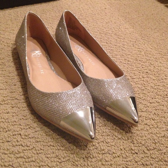 🚫bundled Rock and Republic silver sparkle flats - Picture 2 of 4