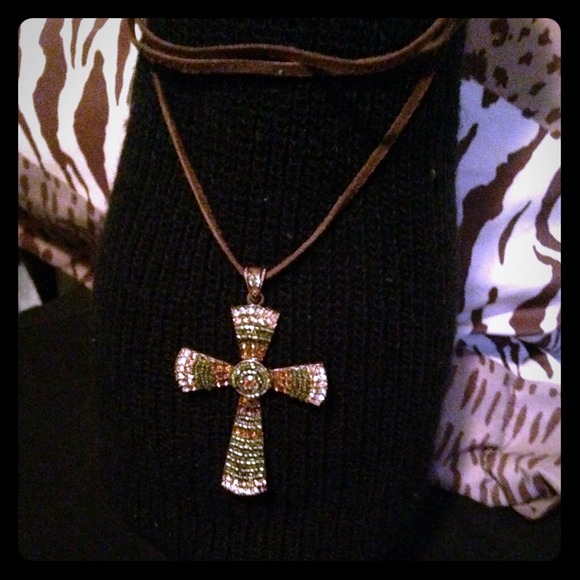 Stuffs cross necklace