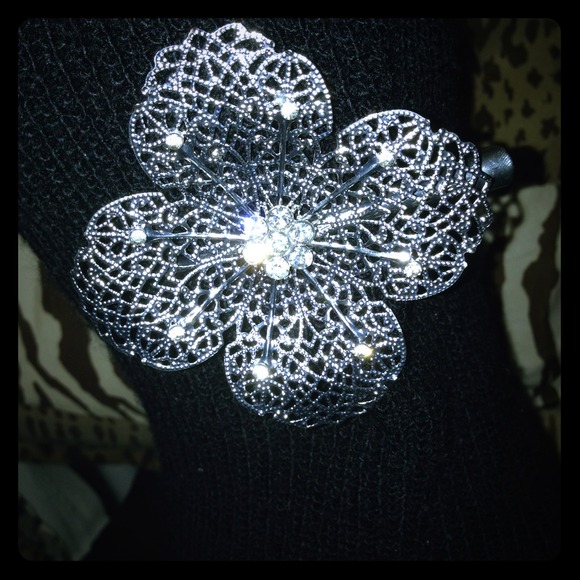Silver flower hair clip