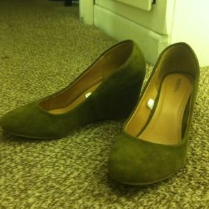 Size 11 olive wedges