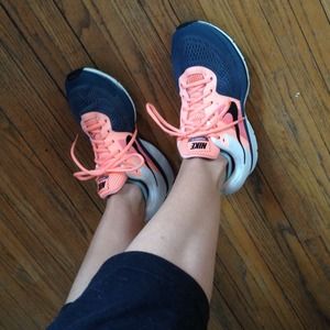 🚫Sold🚫Nike tennis shoes peach and grey