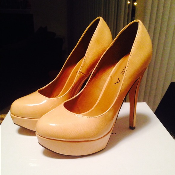Nude pumps