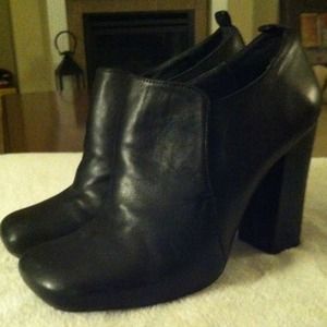Aldo leather booties size 39.  5" heel.