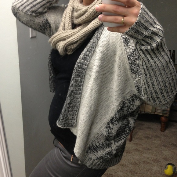 🎉SALE🎉 High-Low Sweater - Picture 2 of 4