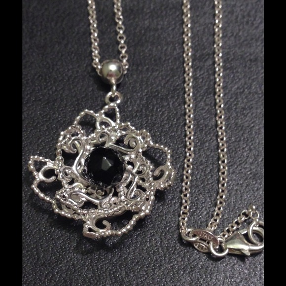 Sterling silver filigree flower and onyx necklace - Picture 2 of 4