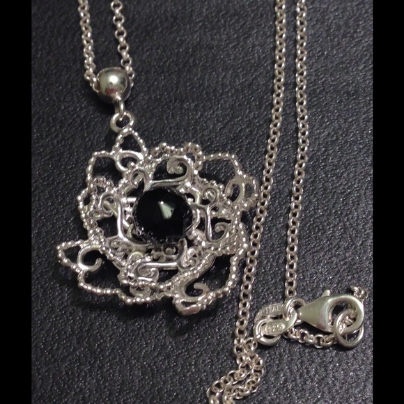 Sterling silver filigree flower and onyx necklace - Picture 3 of 4
