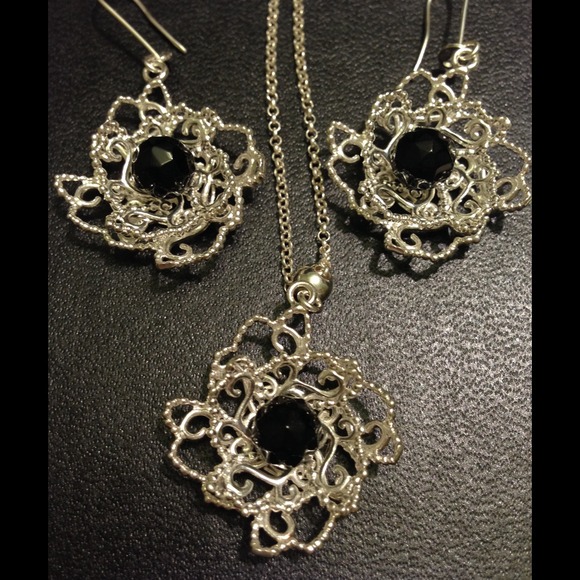 Sterling silver filigree flower and onyx necklace - Picture 4 of 4