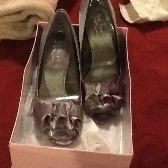 Shoes light pewter