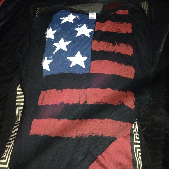 A black shirt with sleeves with (American flag)