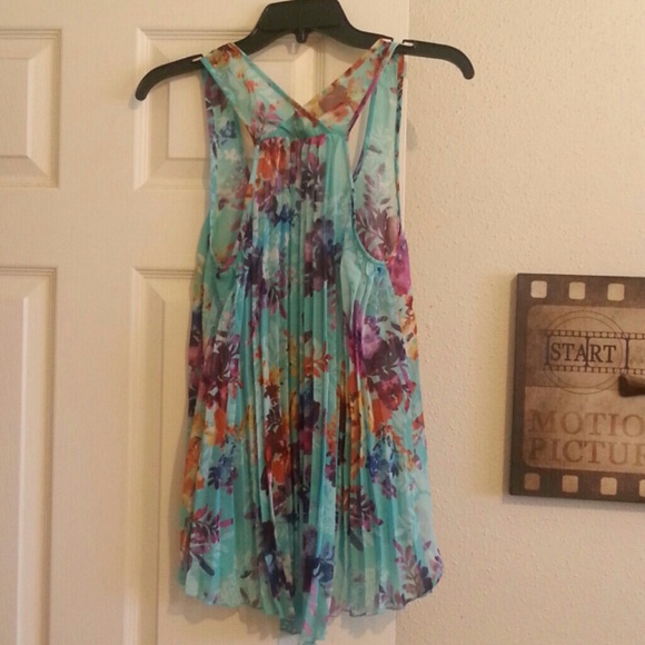 Beautiful Top - Picture 2 of 2