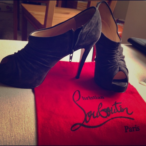 ⛔️SOLD to yoogis⛔️Christian louboutin ankle boots