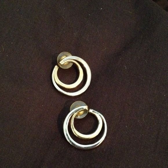 Silver and gold circle earrings..