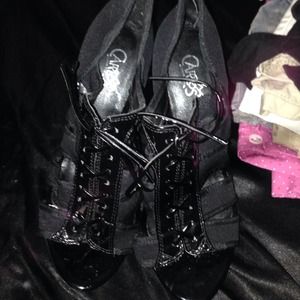 Black shoes Carlos Santana wore once