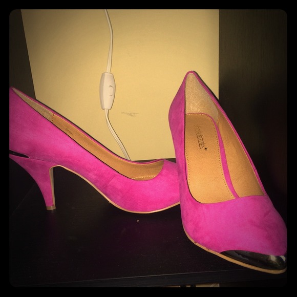 Hot pink kitten heels..with gold accents