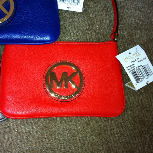 S. O. L. D. πHPποΈNWT Michael Kors Wristlets - Picture 3 of 3