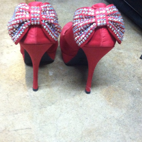 Beautiful red heels - Picture 2 of 2