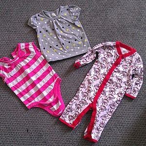 ***sold***4 items!!! Old Navy infant bundle!