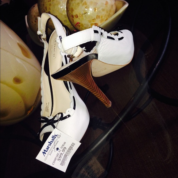 Black and white coach heels👠 - Picture 2 of 4