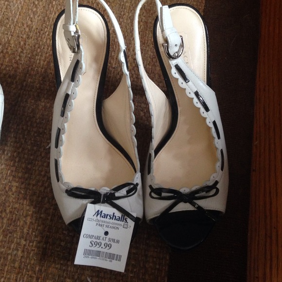 Black and white coach heels👠 - Picture 3 of 4