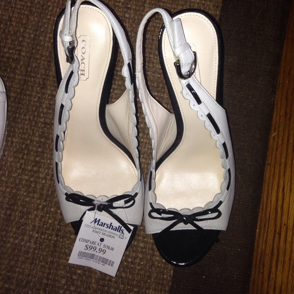 Black and white coach heels👠 - Picture 4 of 4