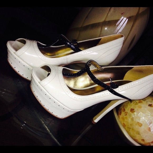 Black and white guess heels 👠 - Picture 1 of 3