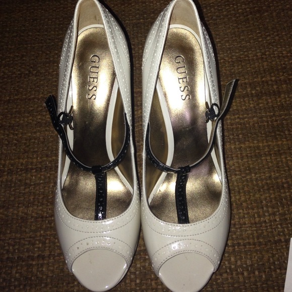 Black and white guess heels 👠 - Picture 2 of 3