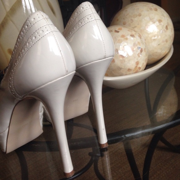 Black and white guess heels 👠 - Picture 3 of 3